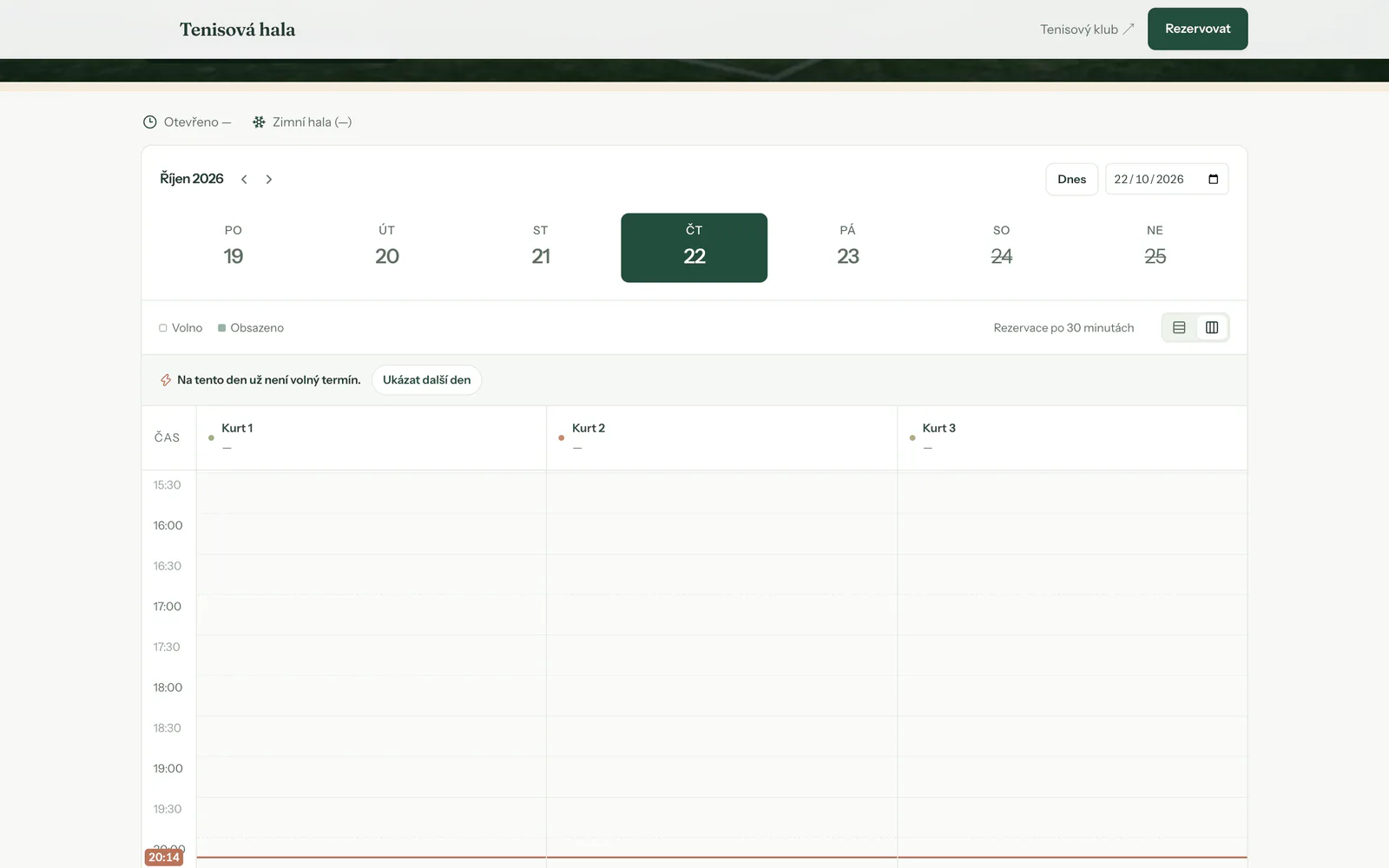 The court booking calendar on a desktop screen, showing free and booked time slots for each court. The interface is in Czech.